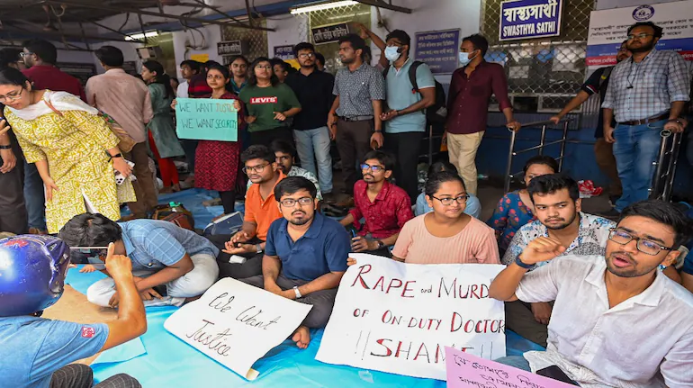 Protesting Delhi physicians treating patients outside of the health ministry in Kolkata following a rape-murder