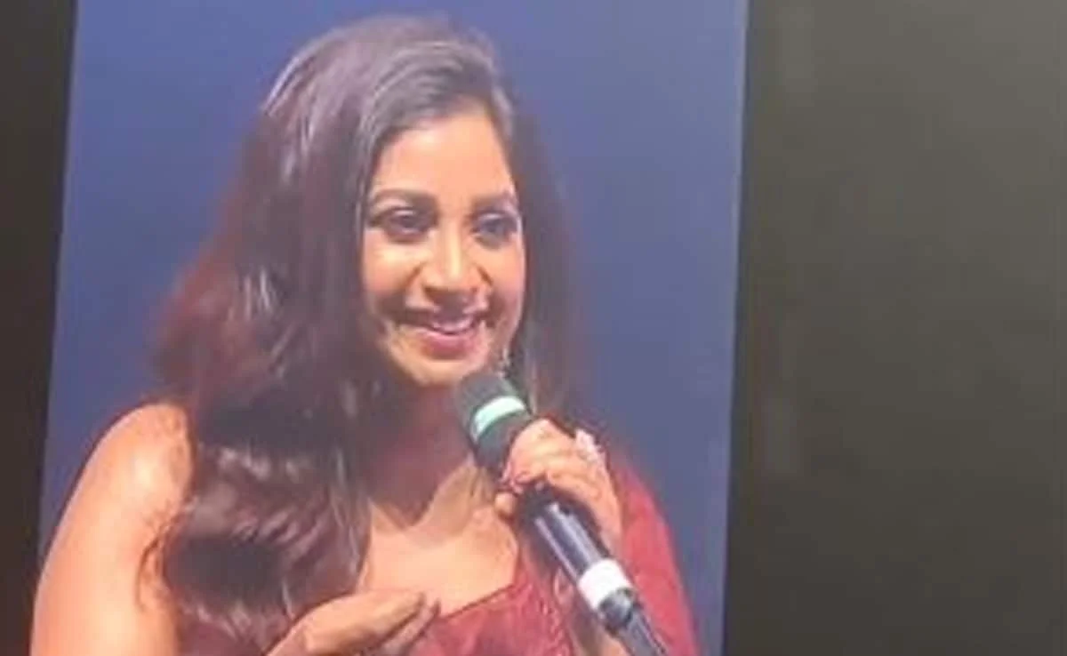 So This Happened. Kolkata Man Proposes To Girlfriend At Shreya Ghoshal’s Concert