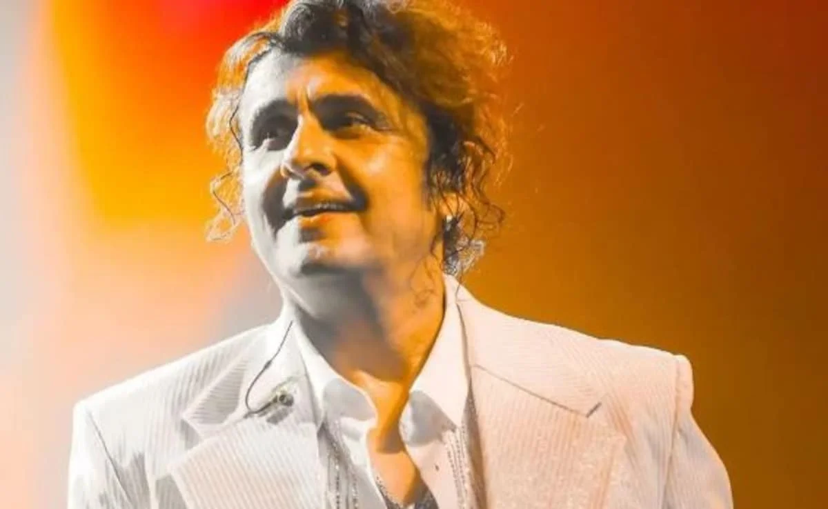 Crazy Viral: Sonu Nigam Continues Singing Despite Aggressive Fan Charging At Him Mid-Performance; Fans Laud Him