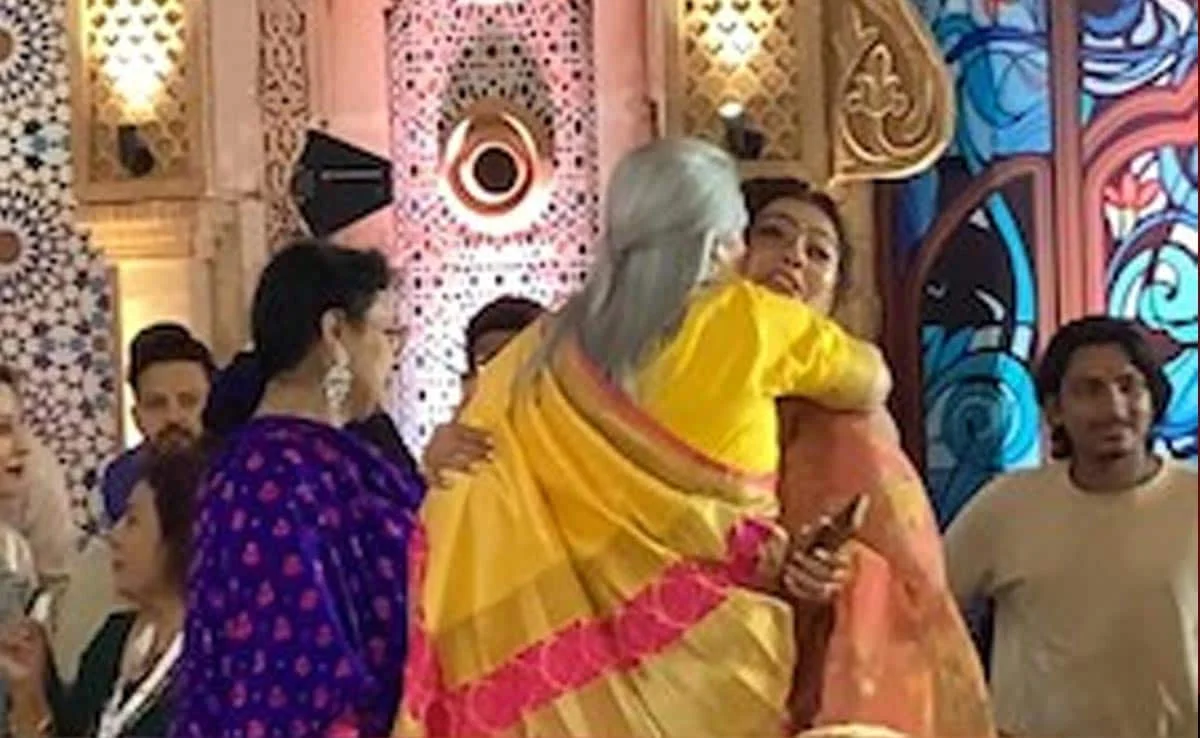 Durga Puja 2024: Jaya Bachchan Kisses Kajol On Cheeks