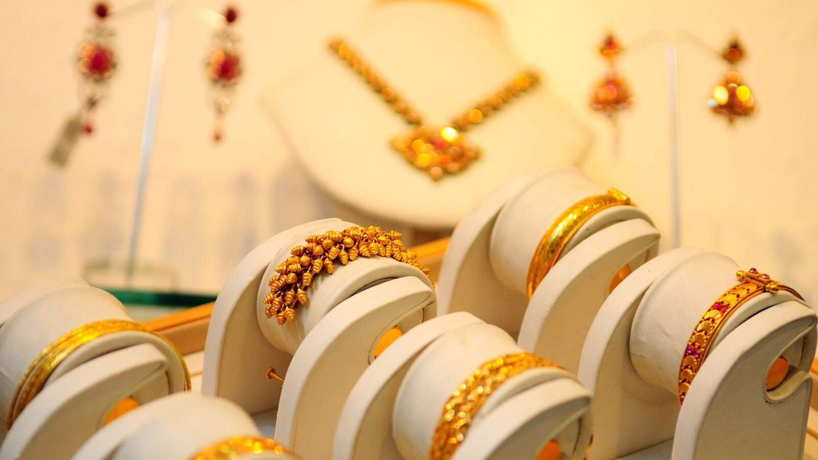 Gold rate today: Yellow metal trades near 1-month low, silver slips below  ₹90,000 per kg | Stock Market News