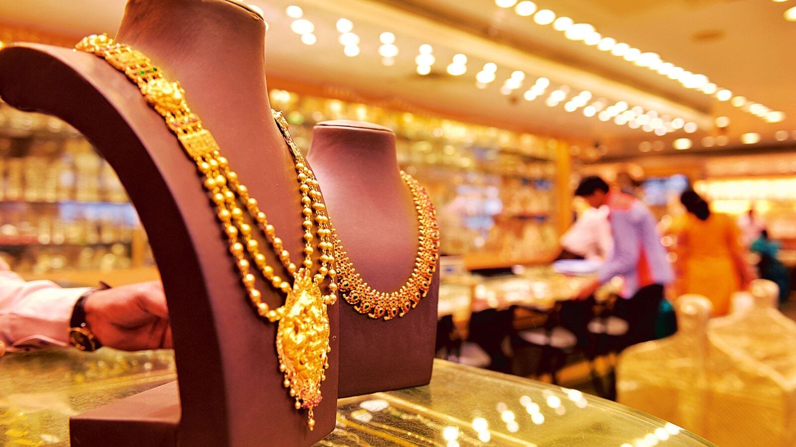 Gold price falls  ₹1,750 to  ₹77,800 per 10 grams amid weak jewellers demand; Silver down  ₹2,700 | Stock Market News