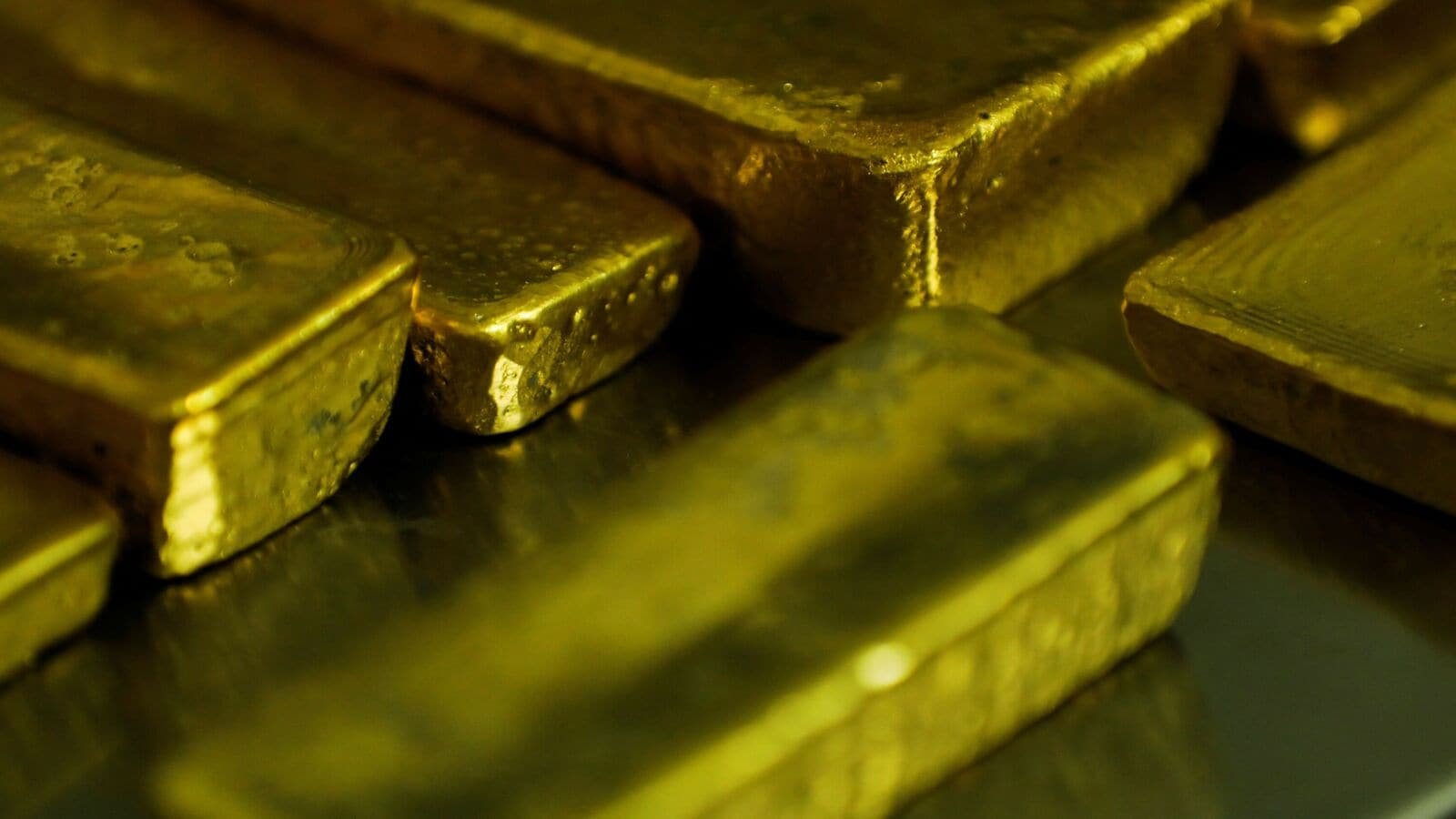 Gold prices fall  ₹1,300 to  ₹81,100 per 10 gm amid weak demand from jewellers and retailers; Silver drops by  ₹4,600 | Stock Market News