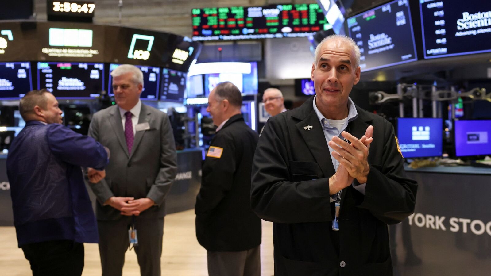 Wall Street today: US stock indices rise slightly after hitting record highs, spotlight on Fed interest rate decision | Stock Market News